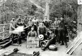 Handwerker auf der Grube im Jahre 1909 - von links: Dürr, Hermann Knab, Peter Knab, Franz Wolpert und Vogt (alle Schreiner), Johann Bröder (Schmied), Lorenz Michel (Schlosser), Peter Michel (Schmied); davor unbekannt, Peter Jahn, unbekannt.